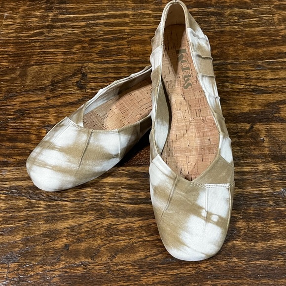 Korks Tan and White tie dyed ballet flats - Picture 2 of 10
